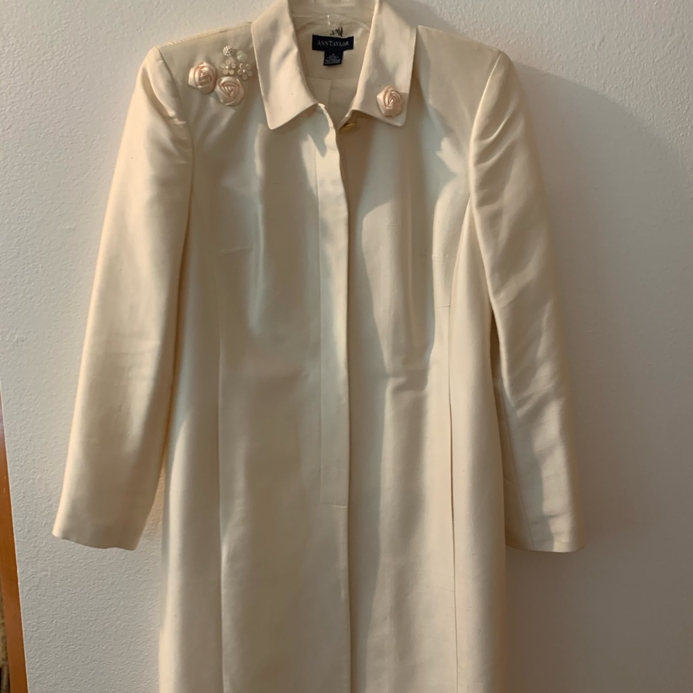 Ann Taylor midi 100% silk cream blazer. Size 6